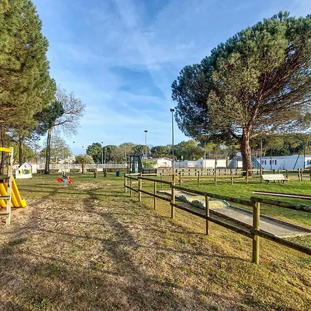 Lovely Stacaravan In Parque de Campismo La Tremblade
